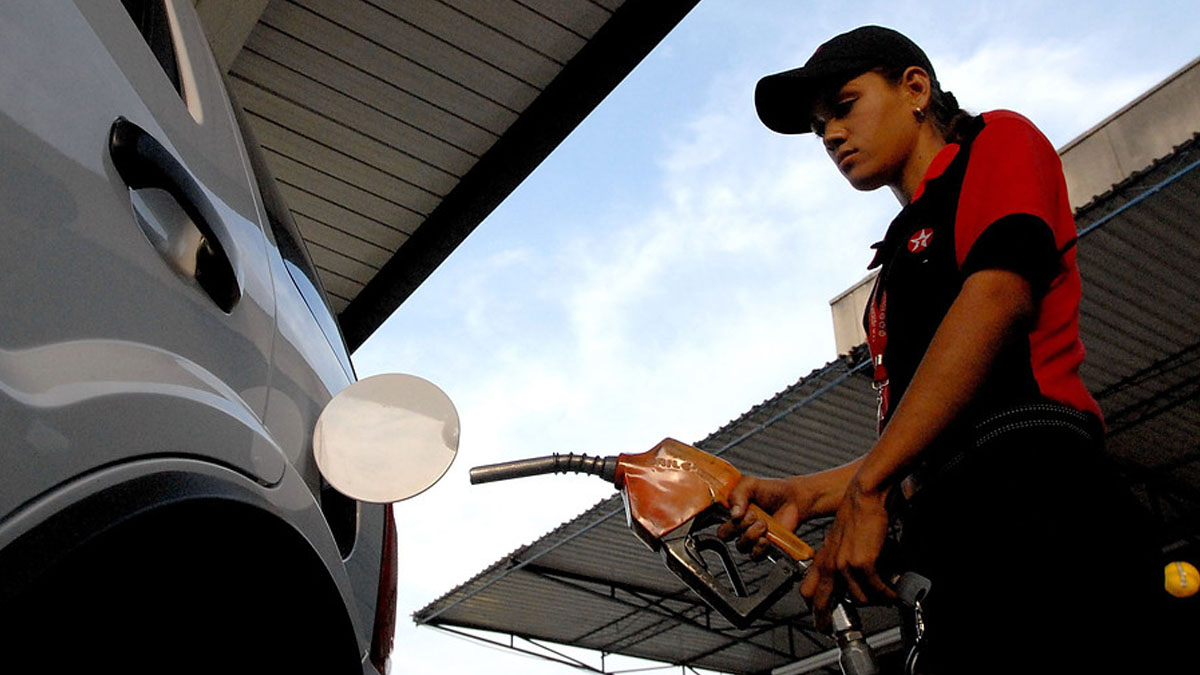 La cartera explicó que el precio de referencia de la gasolina para Bogotá se mantendrá en 9303 pesos por galón, así como para el Acpm, que permanecerá en 8610 pesos. Foto: Colprensa