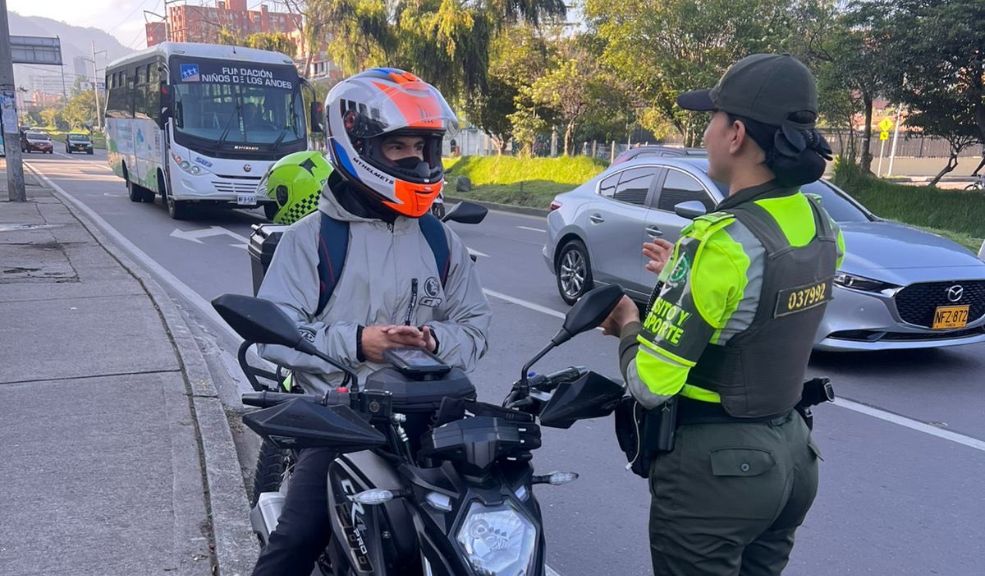 Motociclista si lleva este elemento será multado con 15 SMDLV